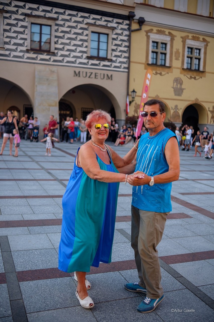 Tarnów. Tłumy mieszkańców tańczyły na tarnowskim Rynku. Tak wyglądała kolejna odsłona letniej potańcówki . Mamy zdjęcia! 