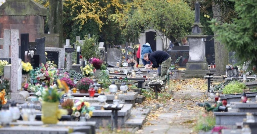 Druga połowa października to czas, kiedy odwiedzamy nekropolie i porządkujemy groby naszych bliskich