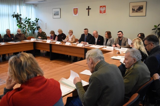 Dyskusja dotycząca obchodów rocznic i wydarzeń historycznych w Kielcach w 2023 roku