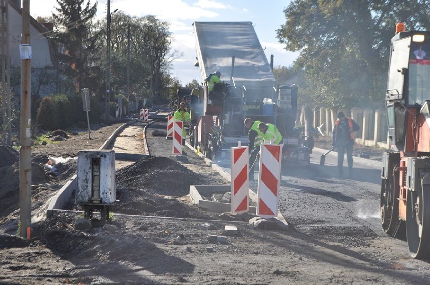 Trwają prace na Legnickiej. Robotnicy asfaltują drogę