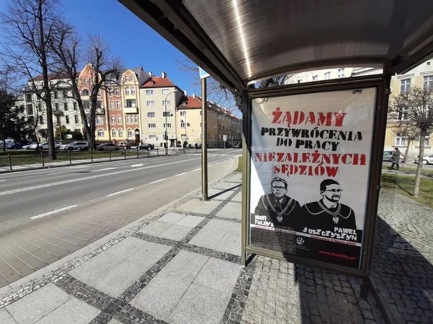 Świdnica. Na przystankach pojawiły się billboardy wspierające zawieszonych sędziów