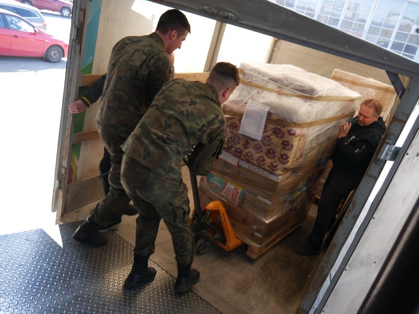 Na Ukrainę wyruszył kolejny transport z Powiatowego Magazynu Pomocy Humanitarnej w Mikołowie. Zebrane rzeczy trafią głównie na front 