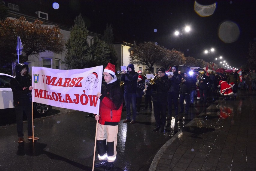 W Marszu Mikołajów w Otmuchowie, mimo niepogody, wzięły...