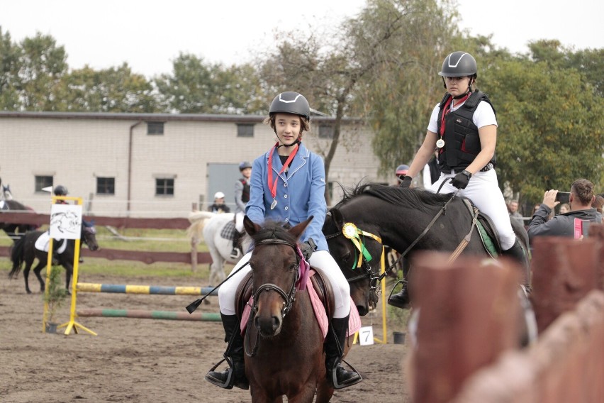 Zawody jeździeckie w Stajni Black Horse w Nowych Potulicach. Frekwencja i pogoda dopisały