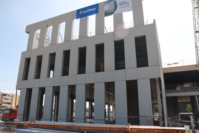 Budowa biurowca Tertio Ponte przy ulicy Broniewskiego we Włocławku, 22 czerwca 2023 roku.