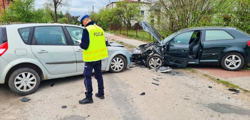 Wypadek w Dąbrówce w gminie Radomsko. Po czołowym zderzeniu...