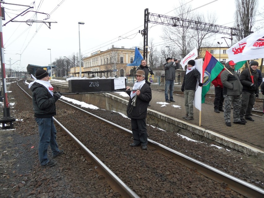 Strajk w Tarnowskich Górach. Kolejarze zablokowali tory [ZDJĘCIA]
