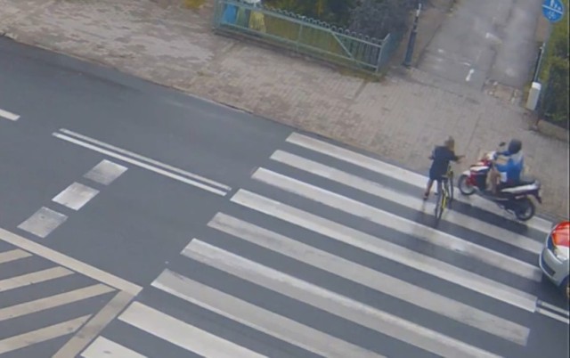 Przejście dla pieszych przy ul. Lidzbarskiej w Brodnicy. Moment przed uderzeniem motorowerzysty w chłopca