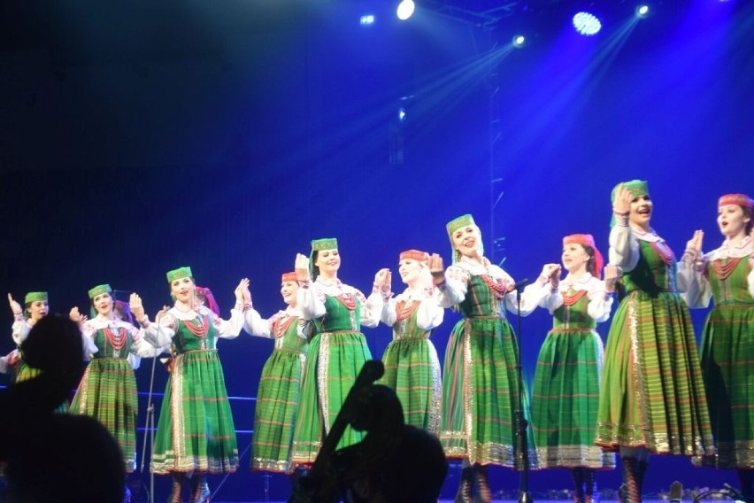 Zespół Mazowsze wystąpił w Radomiu. Zabrał publiczność w muzyczną i taneczną podróż przez całą Polskę. Zobacz zdjęcia