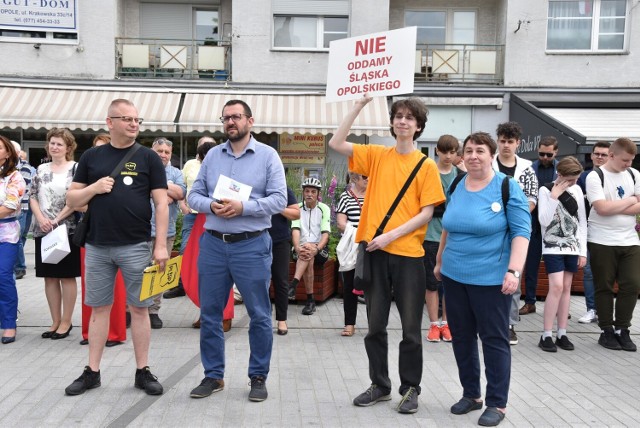 Na placu Wolności w Opolu, w 25. rocznicę obrony województwa opolskiego, odbył się happening. Zgromadził zarówno osoby, które były zaangażowane w tę akcję, jak też Opolan, którzy doceniają fakt, iż Opolszczyzna przetrwała jako samodzielne województwo.