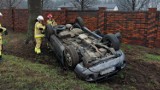 Samochód wypadł z drogi i dachował. Kierowcę ukarano mandatem