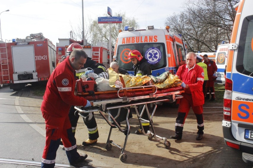 Wypadek na skrzyżowaniu ul. Limanowskiego i Włókniarzy w Łodzi. Zderzyły się tramwaje [ZDJĘCIA]