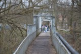 Czy most Kolejarzy w Żaganiu jest bezpieczny? Kładka już działa, chociaż leży na niej drugie drzewo!