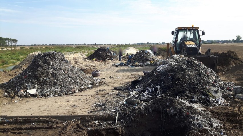 Zakopywali śmieci na polach w okolicach Wschowy. Czy odpady są groźne?