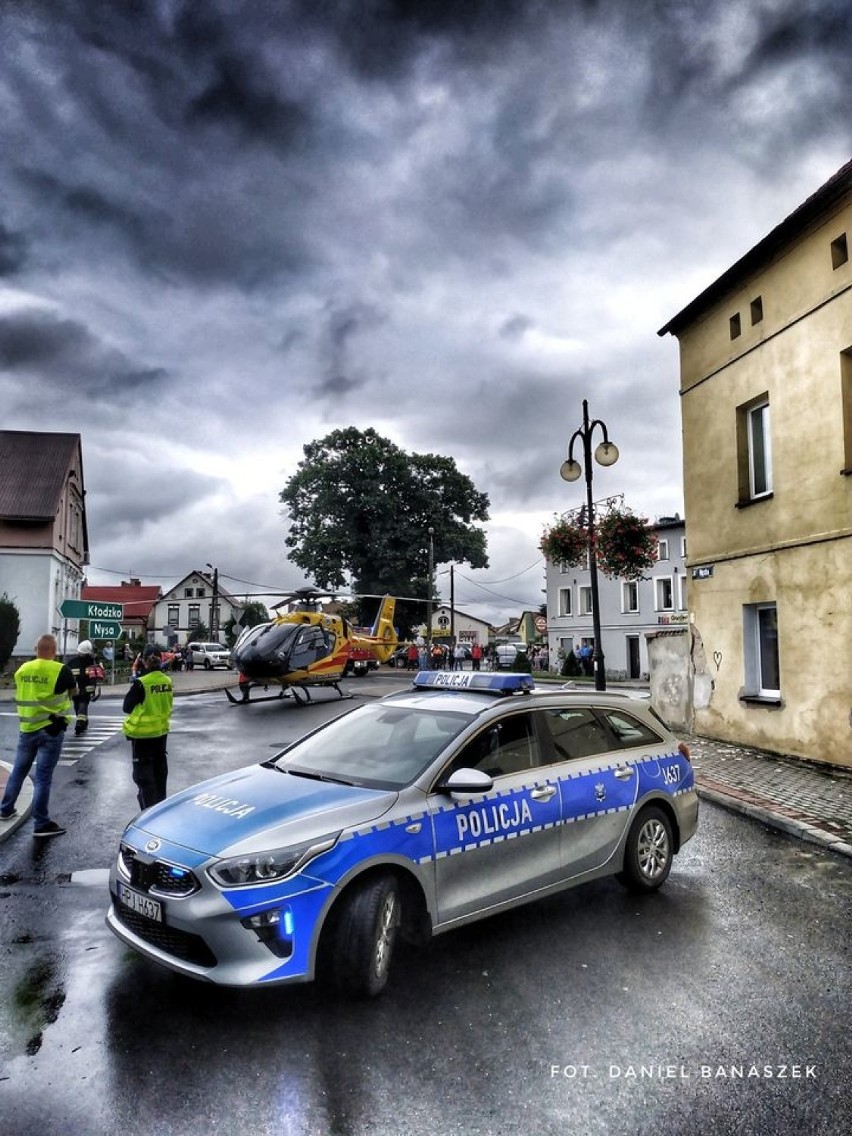 W środku Otmuchowa lądował śmigłowiec LPR. Przyleciał po chorego z przychodni