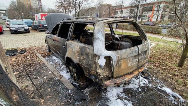 Auto spłonęło doszczętnie.