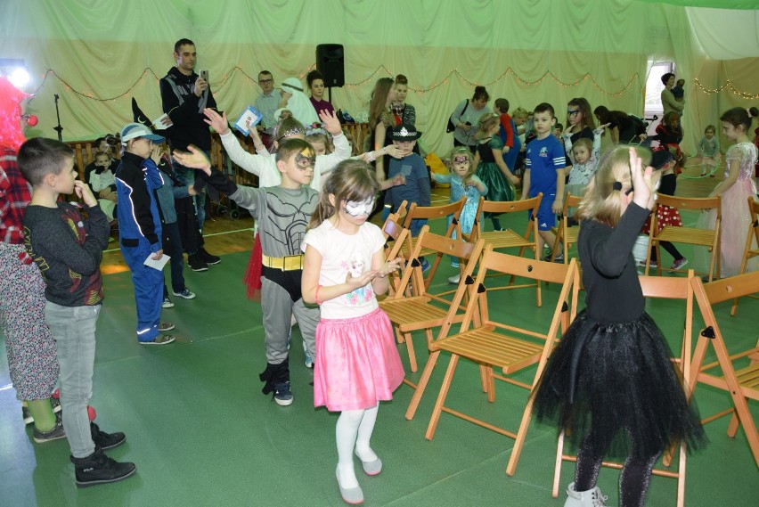 Wójt i radni gminy Przerośl zorganizowali dzieciom bal przebierańców (DUŻO ZDJĘĆ)