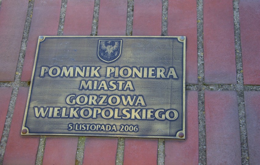Pomnik Pioniera Miasta Gorzowa znajduje się na górnym...