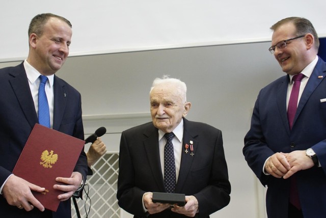 Pułkownik Jan Górski ze Światowego Związku Żołnierzy AK obchodził 100. urodziny.

Zobacz zdjęcia --->