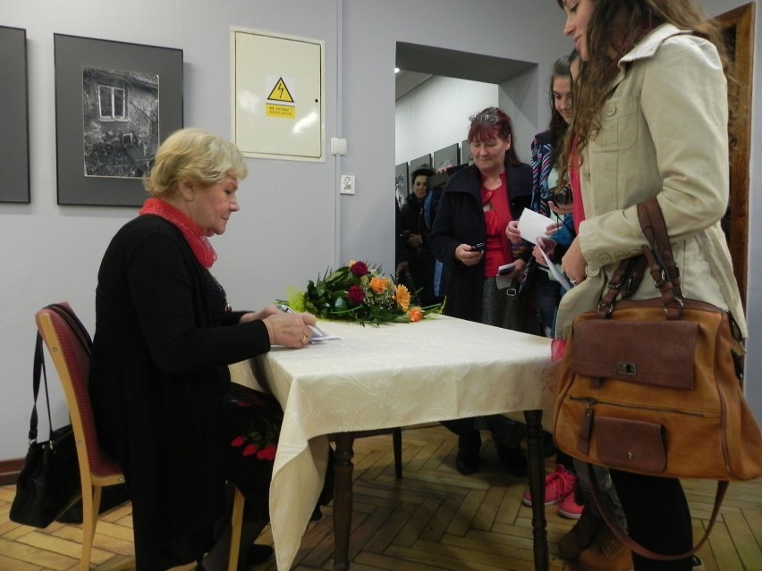 Teresa Lipowska cierpliwie rozdawała autografy.