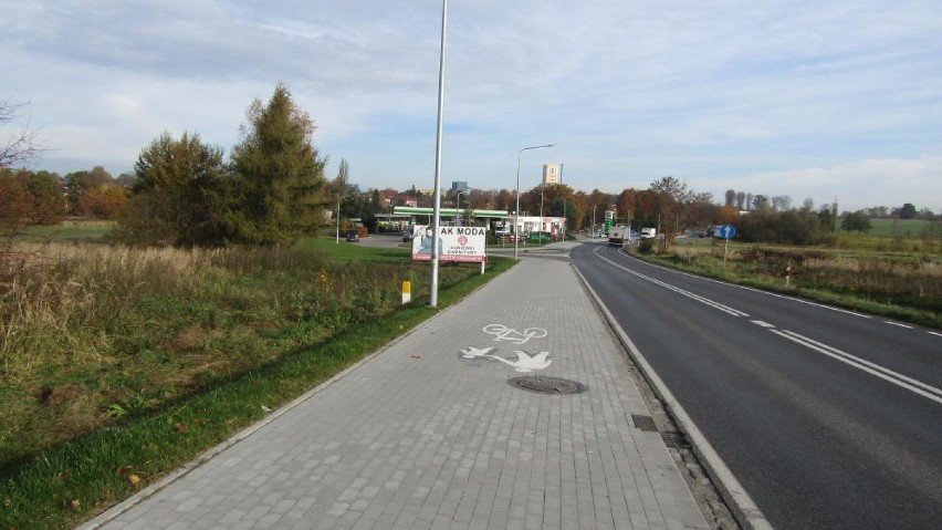 Nowa ścieżka rowerowa przy ul. Ofiar Oświęcimia w Brzeszczach. Trakt wzdłuż drogi wojewódzkiej nr 933 ma ponad 1 km długości [ZDJĘCIA]