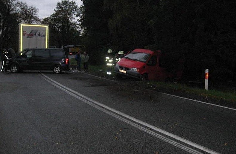 Bąków: Śmiertelny wypadek. Bus zderzył się z ciężarówką [ZDJECIA]