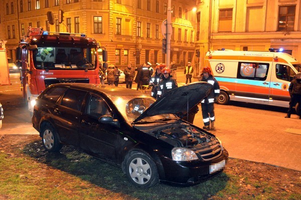 Aby wydobyć rannego kierowcę chevroleta lacetti strażacy musieli rozcinać karoserię pojazdu. Kierowca drugiego samochodu uczestniczącego w zderzeniu (seat toledo) wyszedł z wypadku bez szwanku, a kierowca chevroleta został zabrany do szpitala.