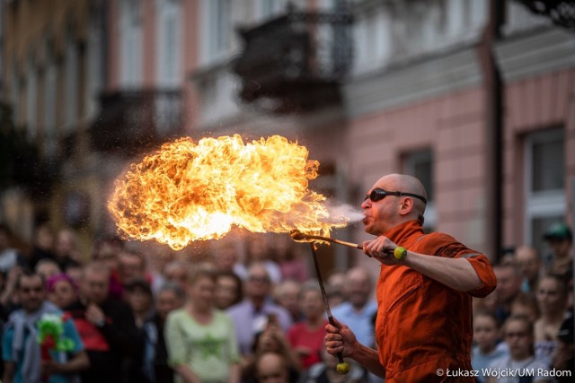 Niezwykłe popisy iluzjonistów na festiwalu w Radomiu.