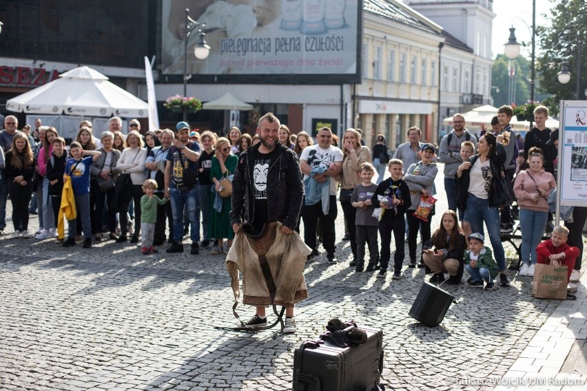 Podsumowanie pierwszego dnia Festiwalu Artystów Ulicznych i Precyzji w Radomiu. Magiczne pokazy iluzjonistów, mnóstwo ludzi na występach