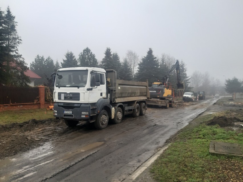 Trwają remonty dróg na osiedlu Adama Mickiewicza w Radomsku. ZDJĘCIA