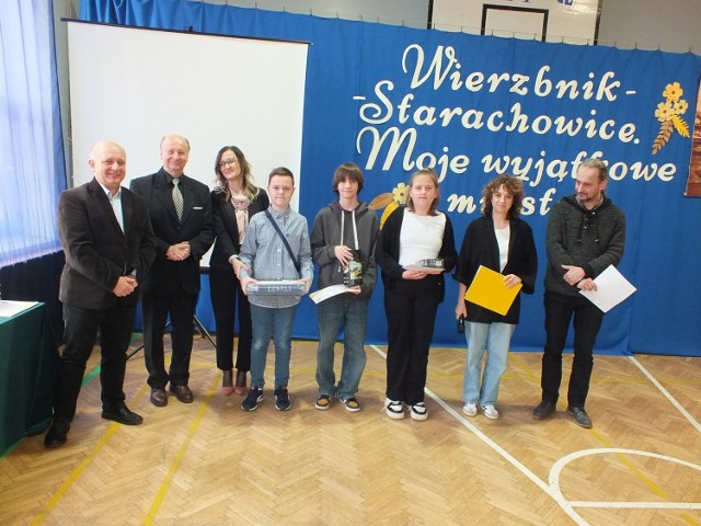 Laureaci w II kategorii: Szymon Balcer,

Feliks Zwierz, Julia Zięba z wręczającymi nagrody