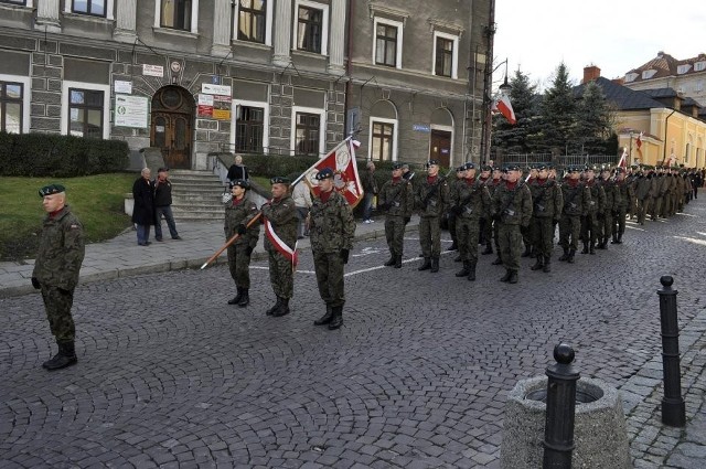 Rozpoczęły się one od mszy świętej w Bazylice Archikatedralnej w intencji Ojczyzny, z udziałem pocztów sztandarowych, kompanii honorowej Wojska Polskiego i Chóru &#8222;Magnificat&#8221; .
Następnie kompania honorowa WP i pododdziały reprezentacyjne służb mundurowych przemaszerowały do Pomnika Orląt Przemyskich, gdzie odbyły się główne przemyskie uroczystości. 
Bieszczadzki Oddział Straży Granicznej reprezentował Komendant BiOSG płk SG Waldemar Skarbek. 

We wczorajszych uroczystościach wziął również udział Pododdział Reprezentacyjny złożony z funkcjonariuszy BiOSG. 

Źródło: bieszczadzki.strazgraniczna.pl

Zobacz też
Wiadomości kryminalne na stronie: Podkarpackiej Kroniki Policyjnej
				
Sport na wesoło! Wejdź na Golasso.pl Dodaj też swój artykuł lub prześlij swoje zdjęcia!