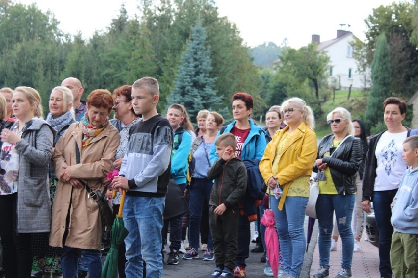 100-lecie koronacji obrazu w Zawadzie. Mimo pandemii pielgrzymują pieszo do sanktuarium Matki Bożej [ZDJĘCIA]