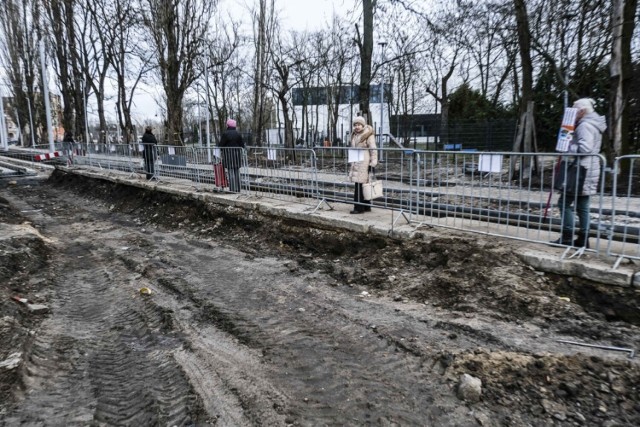 Tymczasowy przystanek "Warneńczyka" - za tymi barierkami doszło do dramatu