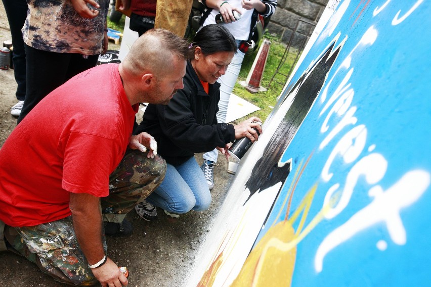 Jelenia Góra: Nepalskie Szerpanki wspólnie z młodzieżą malowały grafiti w I LO im. Stefana Żeromskiego (ZDJĘCIA)