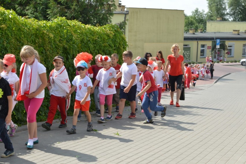 Człuchów. Polska - gola! Kibicują biało-czerwone przedszkolaki z "Jacka i Agatki" ZDJĘCIA