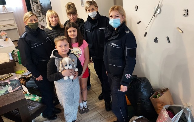 Kutnowska policja pomaga uchodźcom z Ukrainy. Przekazano paczki dla rodzin