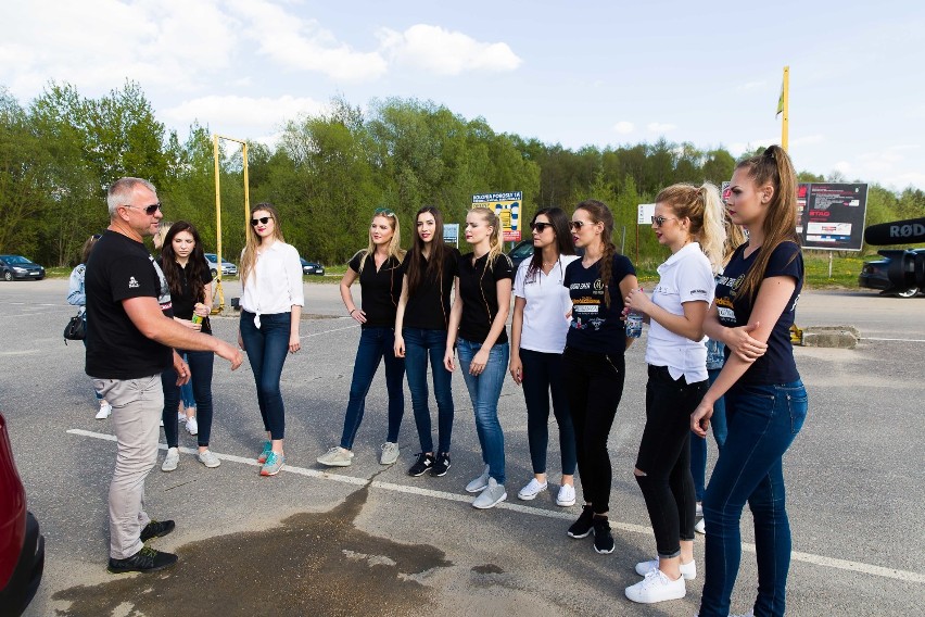 Dały gazu na Krywlanach. Kandydatki na Miss Podlasia 2017 w samochodowych zmaganiach [ZDJĘCIA]