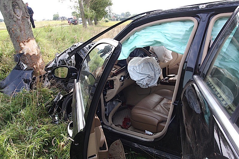 Malechowo. Luksusowy Mercedes uderzył w drzewo - zdjęcia