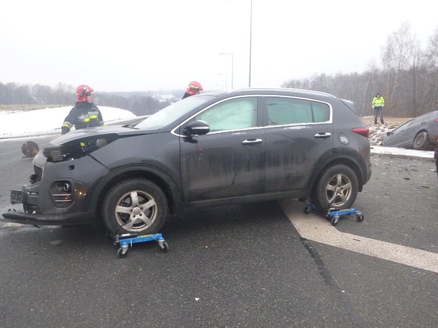 Wypadek w na ul. Pochwacie w Jastrzębiu - volkswagen wylądował w rowie