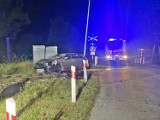 Wypadek na przejeździe kolejowym w Białkach (gm. Sadlinki). Kierujący  uderzył w słup i skrzynkę rozdzielczą, po czym porzucił auto