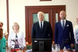 Ile zarabia prezydent Legnicy Tadeusz Krzakowski i jego zastępcy? Zobacz oświadczenia majątkowe za 2021 rok