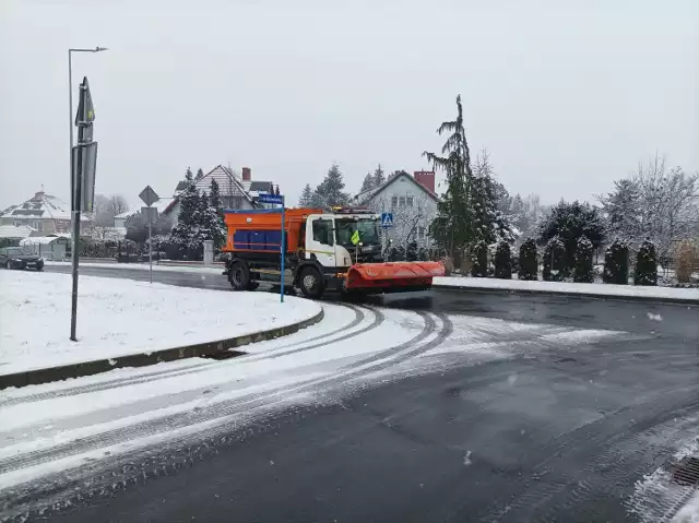 Uwaga na drogach i chodnikach. Jest ślisko