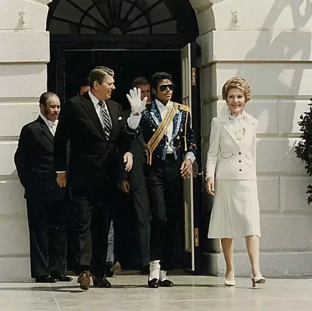 http://upload.wikimedia.org/wikipedia/commons/b/b9/Michael_Jackson_with_the_Reagans.png