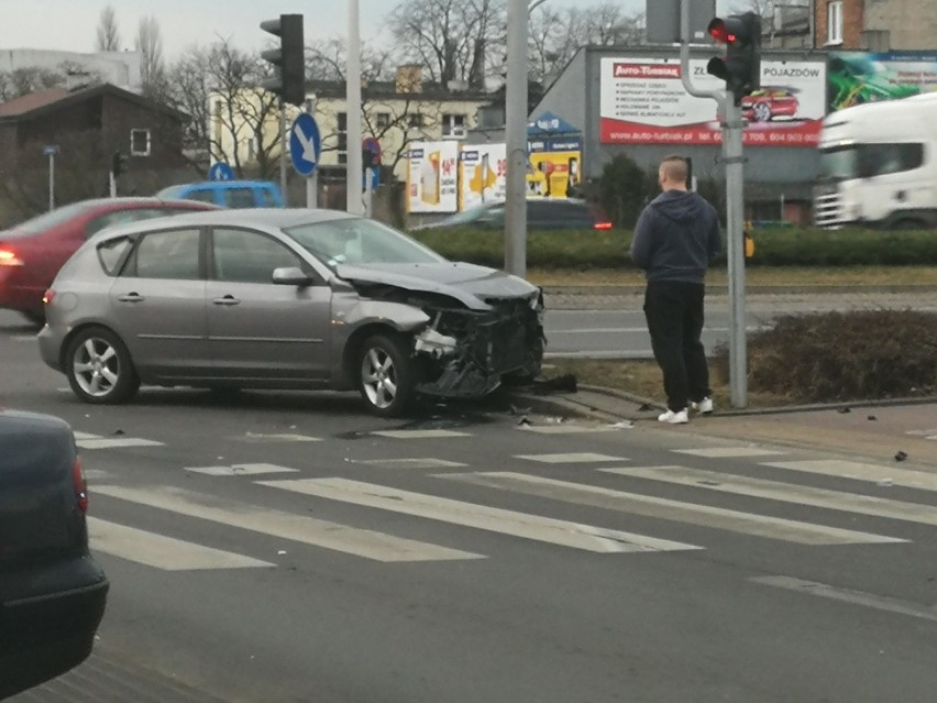 Wypadek na skrzyżowaniu ul. Okrzei - Wronia we Włocławku. Zderzenie mazdy z audi [zdjęcia]