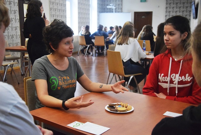 "Wypożycz" policjantkę, geja lub księdza. Trwa projekt Żywa Biblioteka