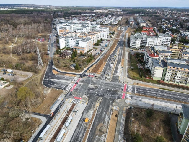 Największa i najważniejsza inwestycja komunikacyjna prowadzona w Poznaniu w ostatnich latach zbliża się do końca. Jeszcze w tym miesiącu pasażerowie dojadą tramwajem do ul. Błażeja na Naramowicach. 23 kwietnia planowane jest uruchomienie kursów na całej długości nowej trasy. - Zakończenie inwestycji planujemy na jesień. Wszelkie utrudnienia, z jakimi zmagają się jeszcze mieszkańcy Naramowic, mają przejść do historii w tym roku - informuje Justyna Litka, prezes zarządu Poznańskich Inwestycji Miejskich. Jak gigantyczna budowa prezentuje się z lotu ptaka? Przejdź do kolejnego zdjęcia --->