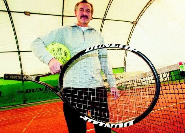 Bogdan Maruniak  z wyjątkową rakietą tenisową i piłeczką  w nowej hali krytej dachem.  W naszym regionie nie ma zbyt wielu takich sportowych obiektów