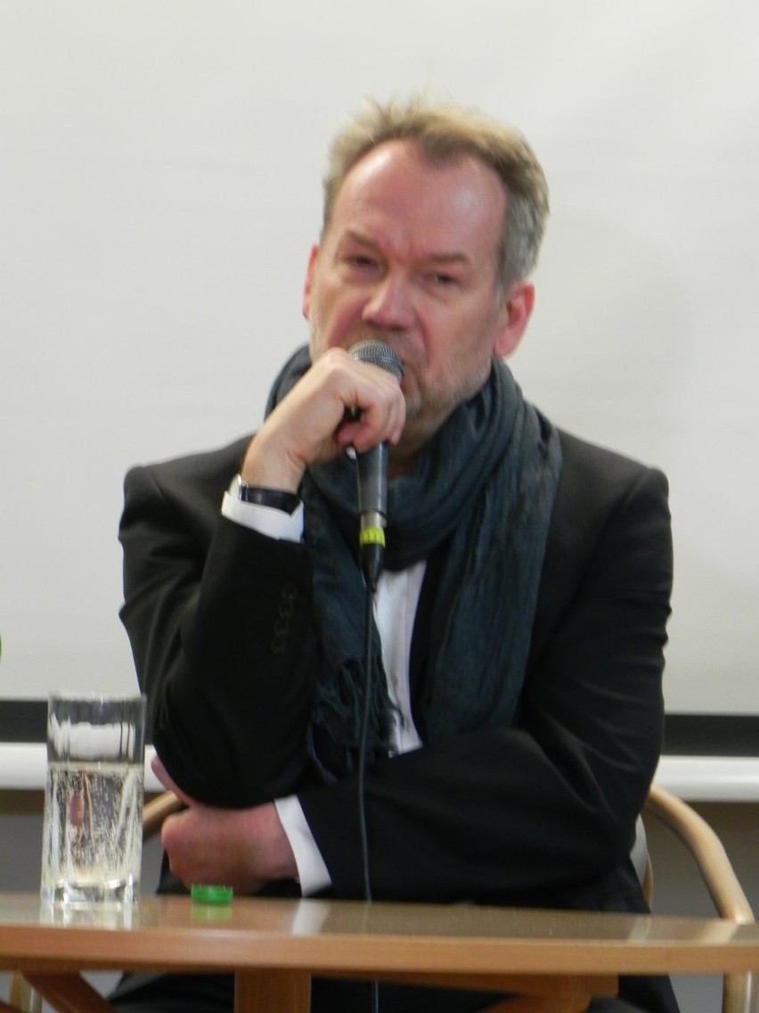 Mirosław Baka podczas spotkania z ostrowiecką publicznością.