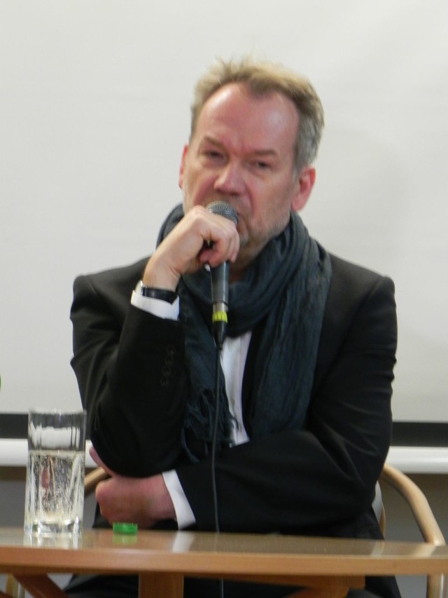 Mirosław Baka podczas spotkania z ostrowiecką publicznością.